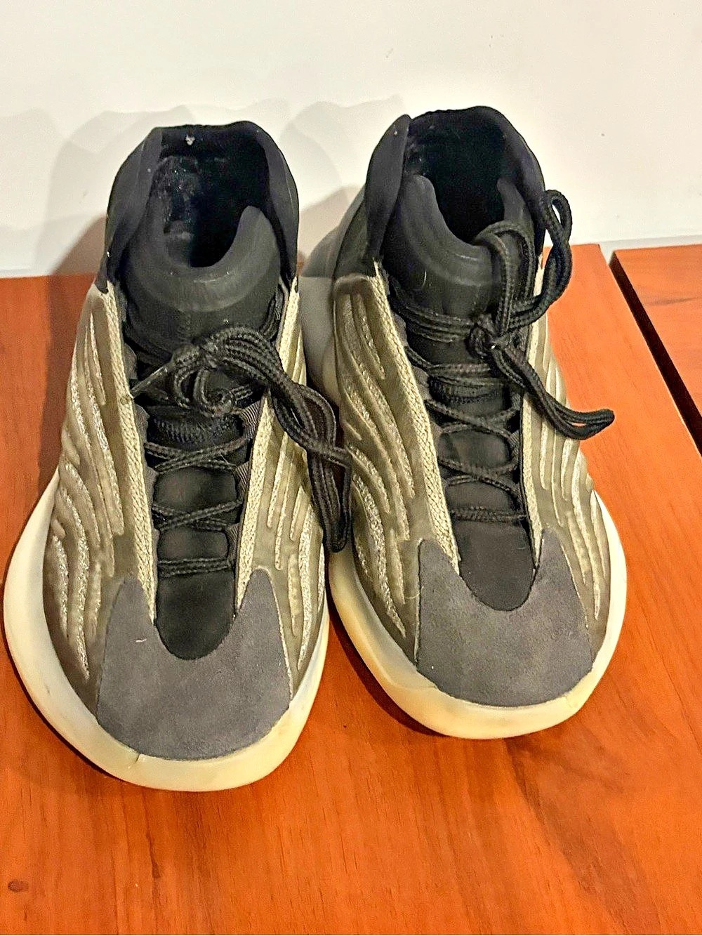 adidas Yeezy 700 V3 Gray & Black Sneakers US 4 1/2
